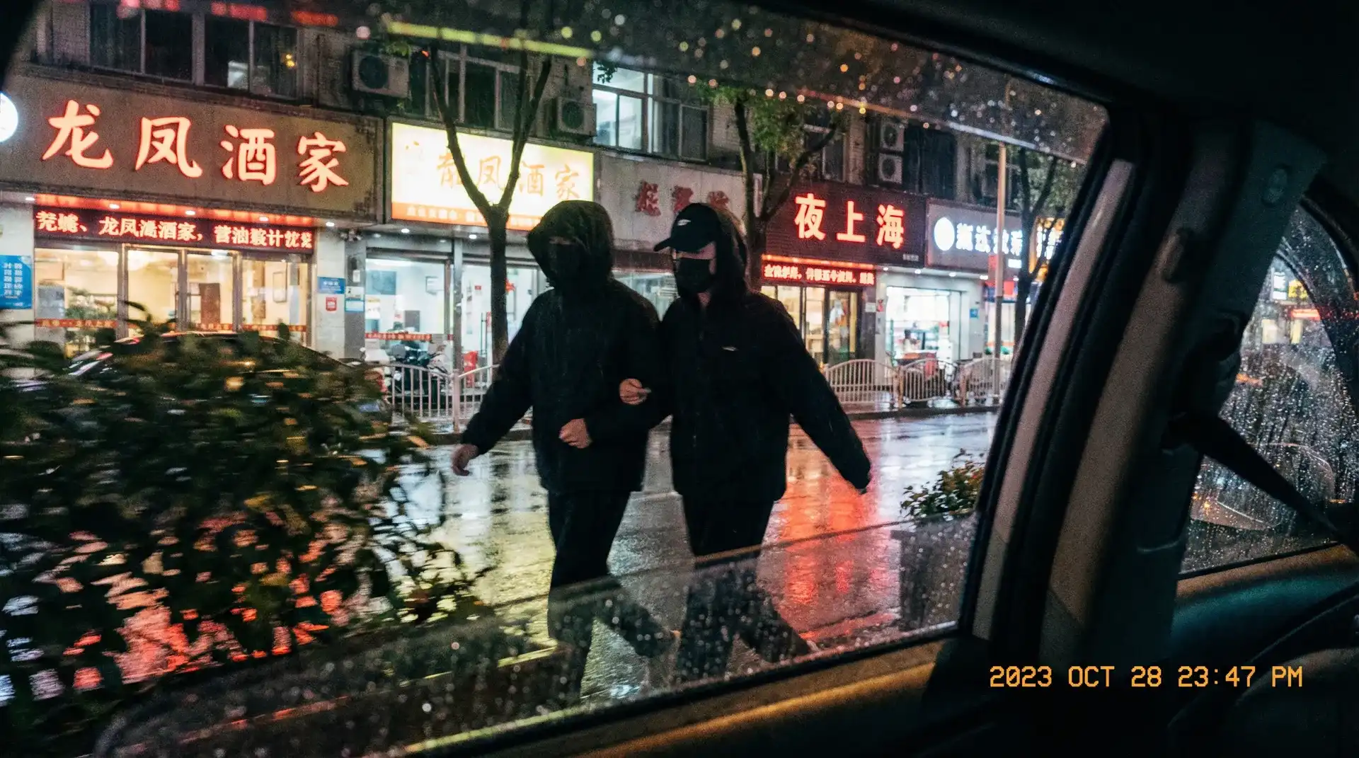 乐玩体育网址 - 顶流明星深夜密会现场抓拍照片